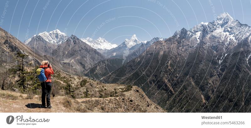 Frau auf dem Everest-Basislager-Trek, Himalaya, Solo Khumbu, Nepal Leute Menschen People Person Personen Europäisch Kaukasier kaukasisch 1 Ein ein Mensch eine