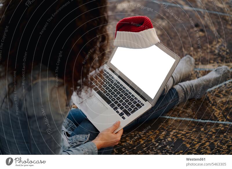 Frau mit Weihnachtsmannmütze sucht online nach Geschenken, mit Laptop Leute Menschen People Person Personen Europäisch Kaukasier kaukasisch 1 Ein ein Mensch