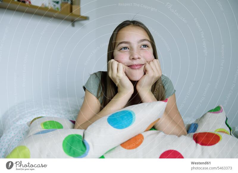 Porträt eines lächelnden Mädchens auf dem Bett liegend weiblich liegt Betten Portrait Porträts Portraits Kind Kinder Kids Mensch Menschen Leute People Personen