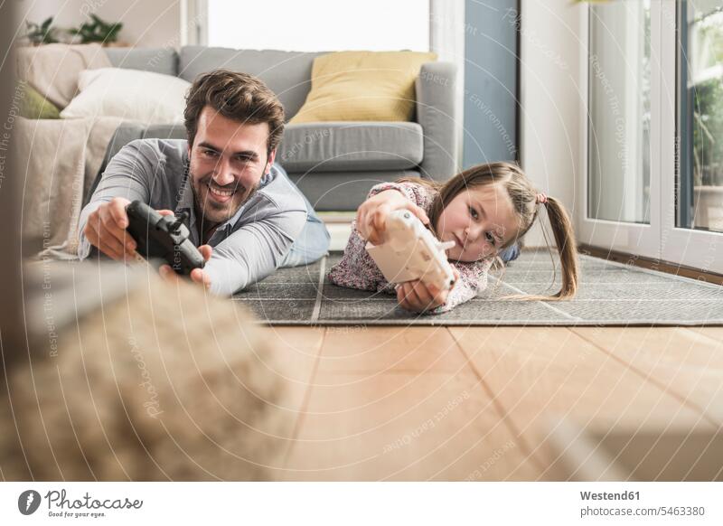 Junger Mann und kleines Mädchen spielen Computerspiel mit Spielkonsole Wettbewerb Wettkampf Konkurrenz Alleinerziehend Ein Elternteil Handsteuerung