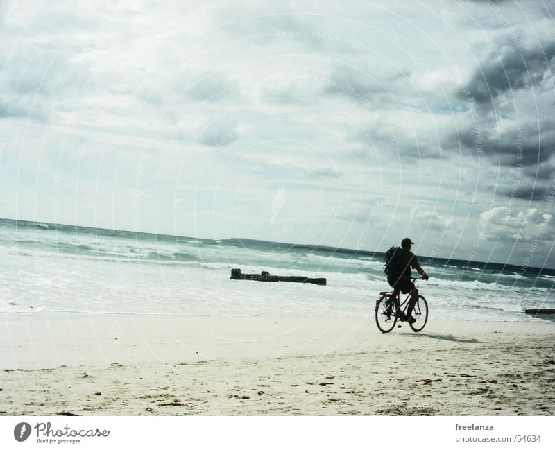Ein Tag am Meer Fahrrad Wolken Strand Rucksack Wasser Sand blau Felsen