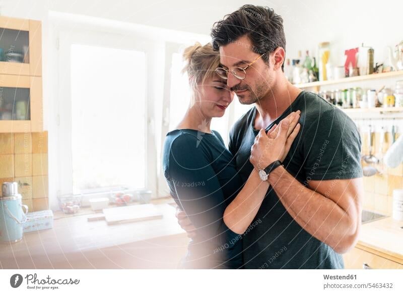 Liebevolles Paar tanzt zu Hause in der Küche Leute Menschen People Person Personen erwachsen 30 - 40 Jahre 30 bis 40 30 bis 40 Jahre 30-40 35 - 40 Jahre