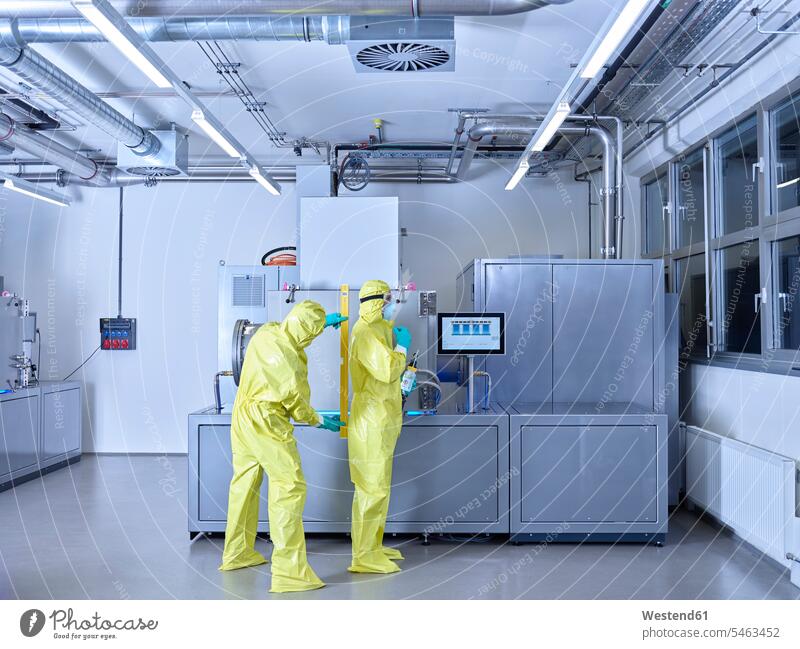 Chemiker, die im Industrielabor arbeiten, tragen Schutzkleidung im Reinraum Chemielabor chemisches Labor Chemikanten Schutzanzug Schutzanzuege Schutzanzüge