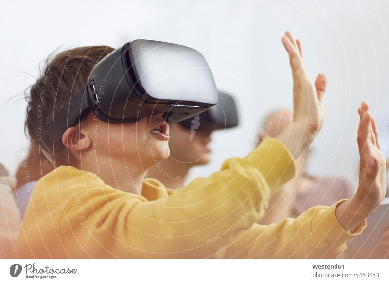 Kleiner Junge spielt mit VR-Brille, sitzt auf Couch mit seiner Familie daheim zu Hause drinnen Innenaufnahmen Virtuelle Realität Virtual Reality-Brille