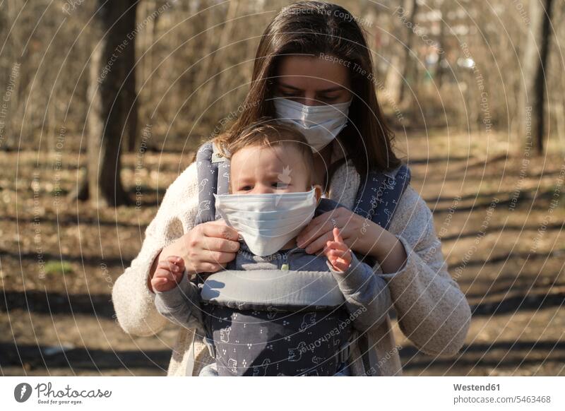 Mutter schützt ihr Baby vor saisonalem Virus Jacken Gesundheit Gesundheitswesen medizinisch Erkrankung Erkrankungen Krankheiten geschützt schützen Absicherung