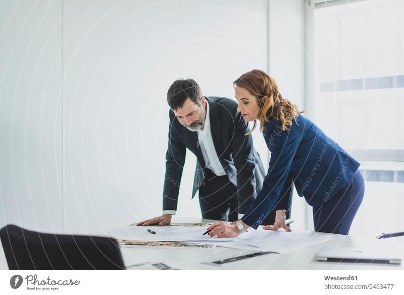 Geschäftsfrau und Geschäftsmann arbeiten am Plan auf dem Schreibtisch im Büro geschäftlich Geschäftsleben Geschäftswelt Geschäftsperson Geschäftspersonen