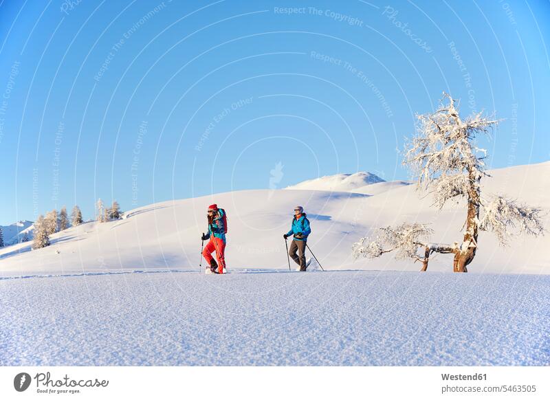 Österreich, Tirol, Paar Schneeschuhwandern Pärchen Paare Partnerschaft Naturtourismus Schneeschuh-Laufen Schneeschuh laufen Schneeschuhlaufen Winter winterlich
