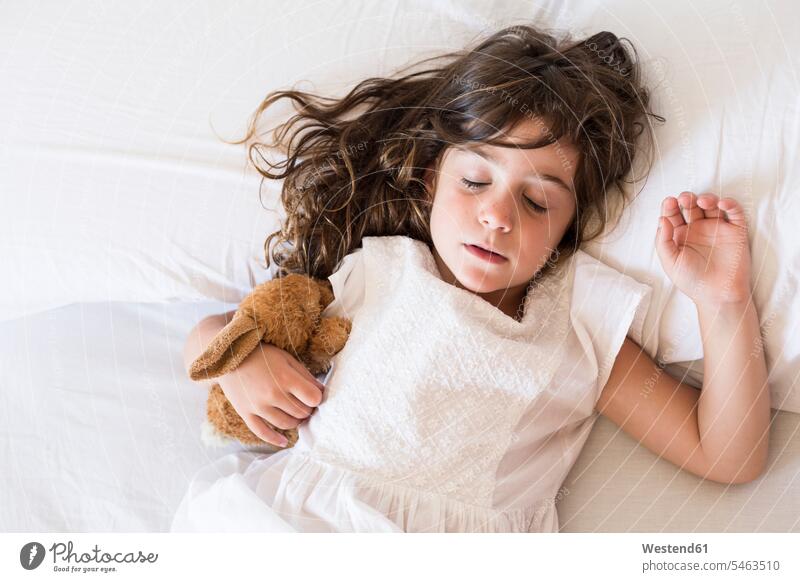 Kleines Mädchen schläft im Bett Betten weiblich schlafen schlafend Kind Kinder Kids Mensch Menschen Leute People Personen Schlaf Geborgenheit geborgen behütet