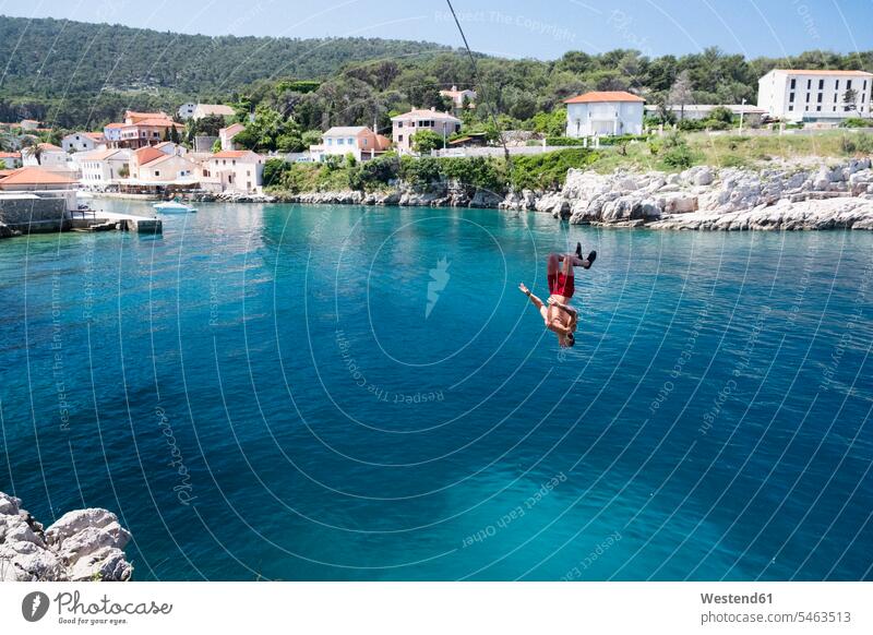 Kroatien, Istrien, Losinj, Rovenska, Junger Mann Bungee-Springen Tourist Touristen Reiseziel Reiseziele Urlaubsziel Adria Adriatisches Meer Meere junger Mann