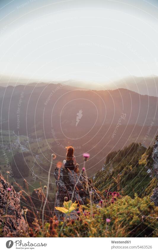 Schweiz, Große Mythen, junge Frau beim Wandern auf einem Felsen sitzend bei Sonnenaufgang Sonnenaufgänge sitzt wandern Wanderung Ausflug Ausflüge Kurzurlaub