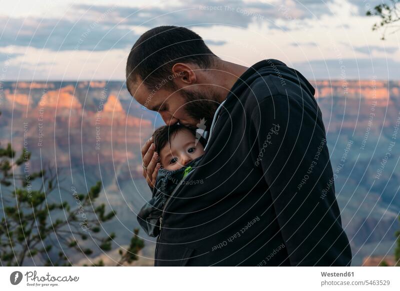 USA, Arizona, Grand Canyon National Park, Vater küsst Mädchen bei Sonnenuntergang küssen Küsse Kuss Sonnenuntergänge Papas Väter Vati Vatis Papis Baby Babies