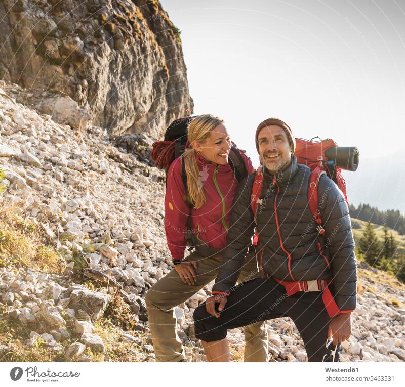 Wandernde Paar bewundern schöne Natur Rucksack Rucksäcke fasziniert Faszination staunen erstaunen bergsteigen Bergsteiger beeindruckt beeindruckend reife Frau