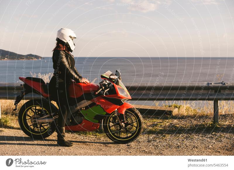 Italien, Insel Elba, Motorradfahrerin am Aussichtspunkt Motorräder Kradfahrerinnen Motorradfahrerinnen Aussicht bewundern die Aussicht bewundern