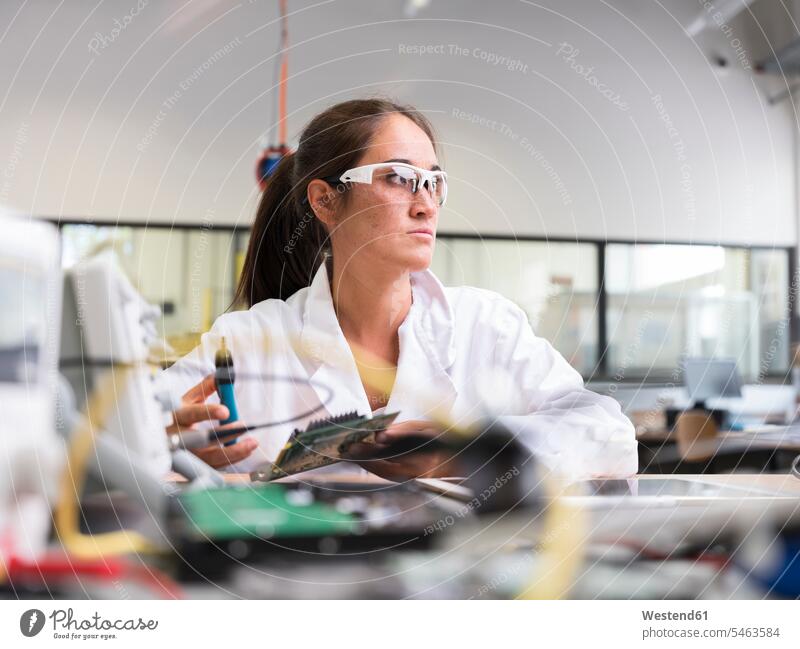 Im Forschungslabor arbeitende Technikerin Forscherin Technikerinnen denken nachdenken Ingenieurin Ingenieurinnen Frau weiblich Frauen überlegen Techniken