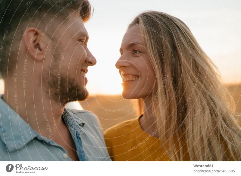 Glückliches zärtliches junges Paar in ländlicher Landschaft glücklich glücklich sein glücklichsein auf dem Land auf dem Lande Zuneigung Landschaften Pärchen