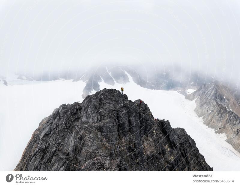 Grönland, Sermersooq, Kulusuk, Schweizer Alpen, zwei Bergsteiger auf dem Gipfel erreichen Berggipfel Schnee Alpinisten Berge Berglandschaft Berglandschaften