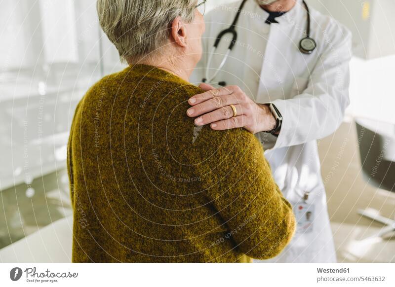 Arzt hält Schulter eines älteren Patienten in seiner Praxis Gesundheit Gesundheitswesen medizinisch Erkrankung Erkrankungen Krankheiten Kranke Kranker Job