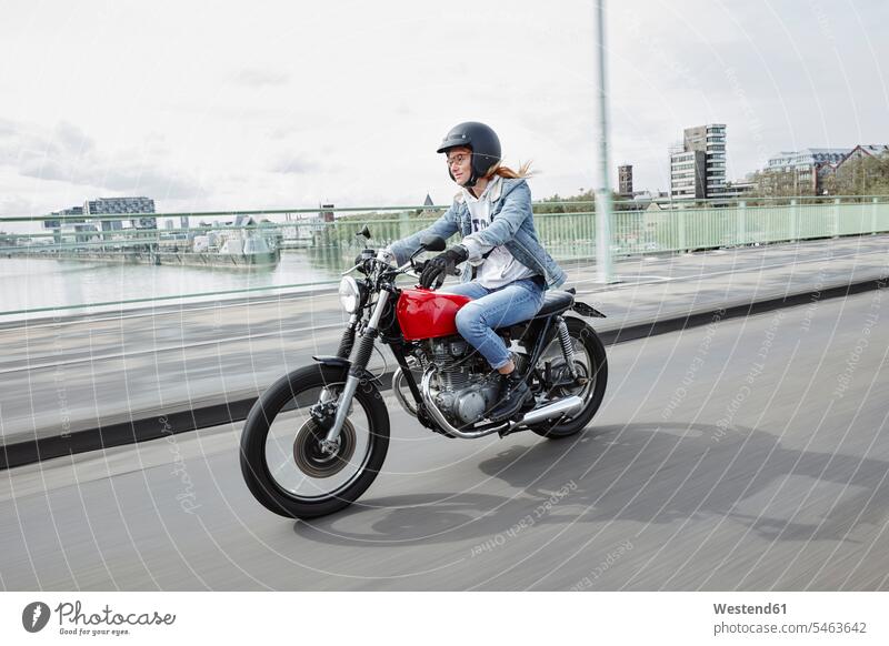 Deutschland, Köln, junge Frau fährt Motorrad auf Brücke Motorräder fahren fahrend fahrender fahrendes Bruecken Brücken weiblich Frauen Kraftfahrzeug