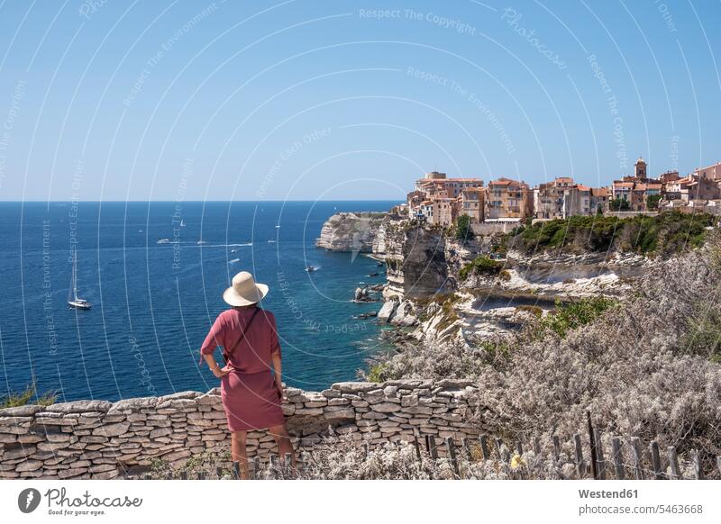 Korsika, Bonifacio, Frau steht auf Aussichtspunkt und schaut auf die Stadt weiblich Frauen Fernweh Reiselust Ausblick Ansicht Überblick Küstenort Küstenstadt