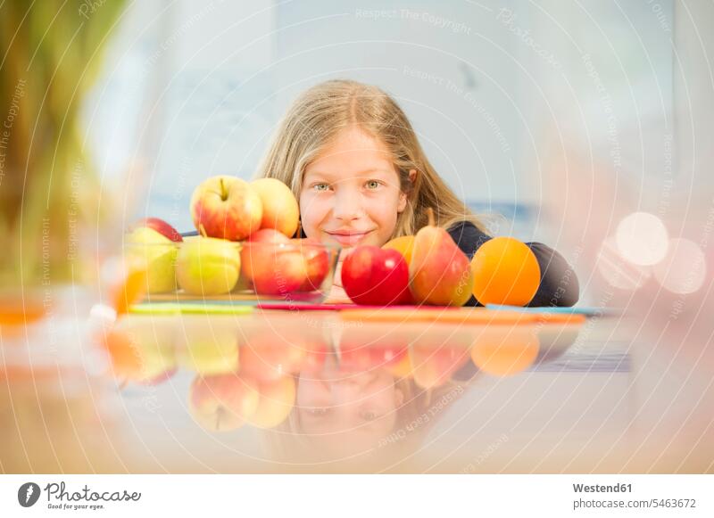 Porträt eines lächelnden Mädchens mit verschiedenen Früchten Frucht Fruechte Portrait Porträts Portraits weiblich Essen Food Food and Drink Lebensmittel