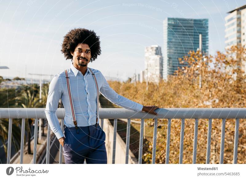 Spanien, Barcelona, Porträt eines lächelnden Mannes, der auf einer Brücke steht Bruecken Brücken stehen stehend Männer männlich Erwachsener erwachsen Mensch