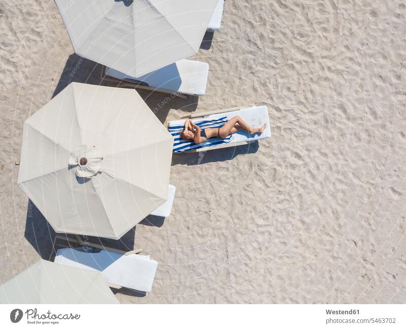 Frau liegt auf einer Sonnenliege am Strand, Gili Air, Gili Islands, Indonesien Badebekleidung Bikinis sich sonnen sonnenbaden Jahreszeiten sommerlich Sommerzeit