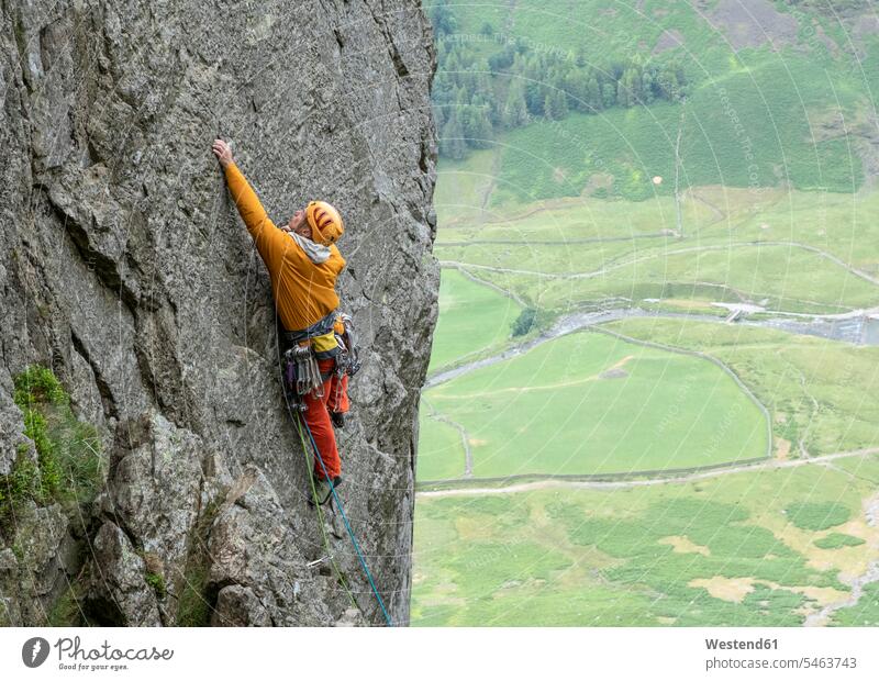 Vereinigtes Königreich, Lake District, Langdale Valley, Gimmer Crag, Kletterer an Felswand Risiko riskant Wagnis Felsen klettern steigen Freizeitsport steil