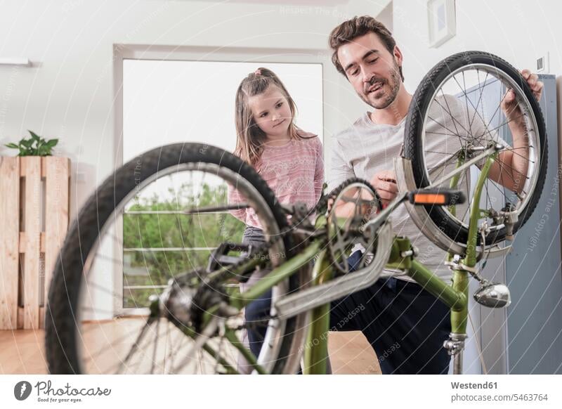 Junger Mann und kleines Mädchen reparieren Fahrrad zusammen Deutschland Sanfte Mobilität Nachhaltige Mobilität Quality Time alleinerziehender Vater zeigen