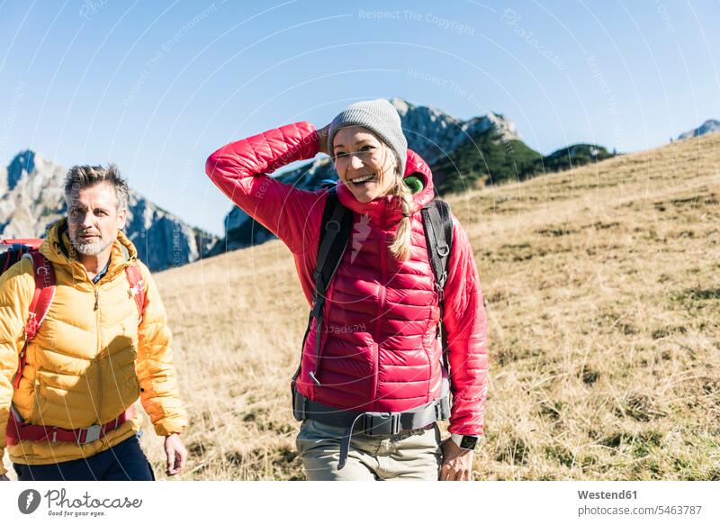 Österreich, Tirol, glückliches Paar beim Wandern in den Bergen wandern Wanderung Gebirge Berglandschaft Gebirgslandschaft Gebirgskette Gebirgszug Glück