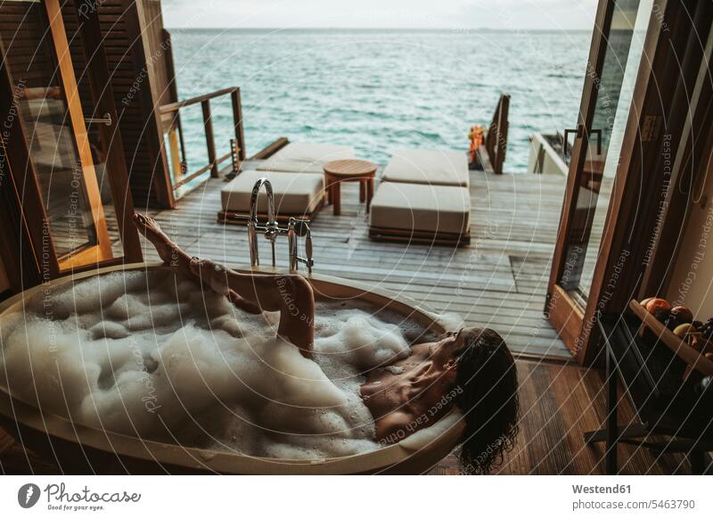 Frau entspannt sich in Badewanne mit Blick auf das Meer, Insel Maguhdhuvaa, Gaafu-Dhaalu-Atoll, Malediven Badewannen entspannen relaxen entspanntheit relaxt