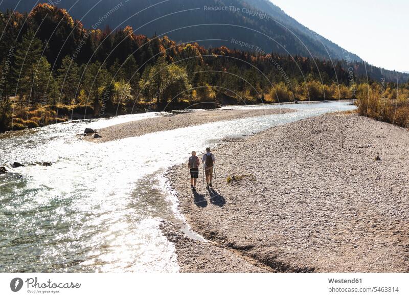 Österreich, Alpen, Paar auf einer Wanderung entlang eines Baches Europäer Europäisch Kaukasier kaukasisch reifer Mann reife Männer 45-50 Jahre 45 bis 50 Jahre