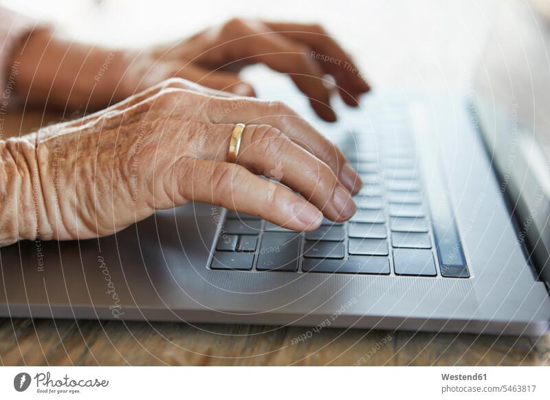 Hand einer älteren Frau, die auf der Tastatur eines Laptops tippt, Nahaufnahme Notebook Notebooks Keyoards Tastaturen Keyboard Hände benutzen benützen Seniorin