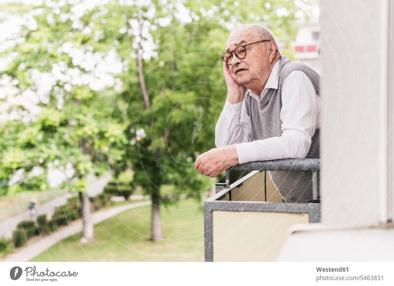 Porträt eines älteren Mannes, der auf einem Balkon steht und in die Ferne schaut Leute Menschen People Person Personen Alleinstehende Alleinstehender Singles