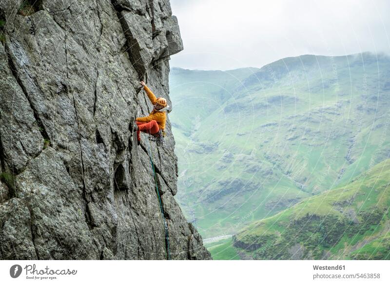 Vereinigtes Königreich, Lake District, Langdale Valley, Gimmer Crag, Kletterer an Felswand klettern steigen Risiko riskant Wagnis Felsen eine Person single 1