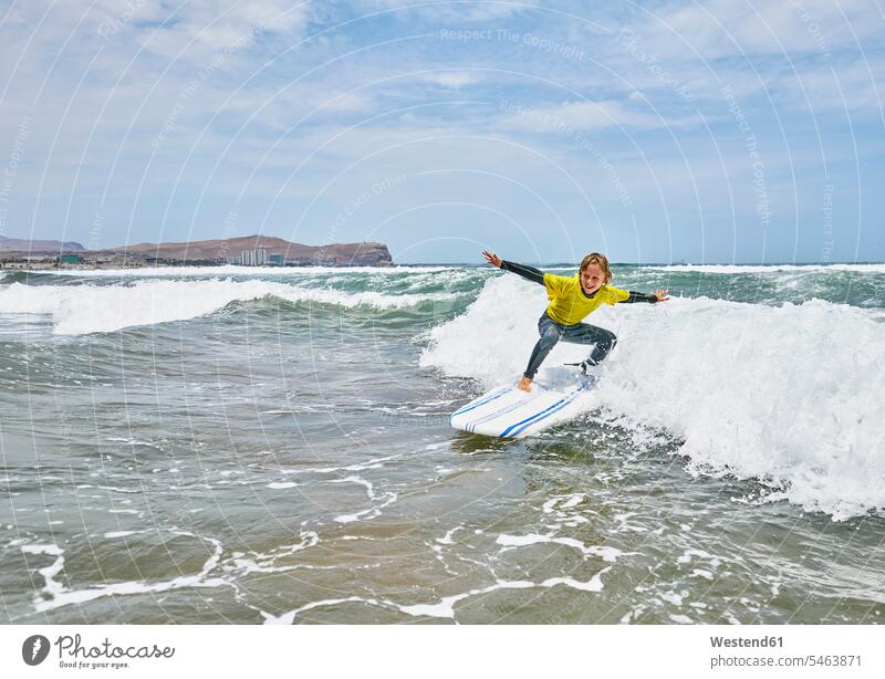 Chile, Arica, Junge beim Surfen im Meer Meere wellenreiten Surfing Wellenreiten Buben Knabe Jungen Knaben männlich Gewässer Wasser Wassersport Sport Kind Kinder