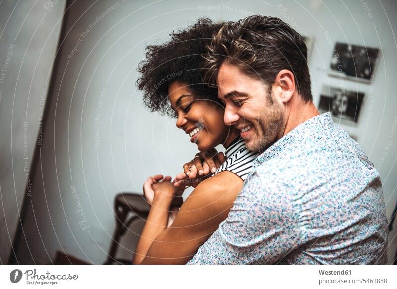 Nahaufnahme eines romantischen Paares, das sich beim Tanzen in einer Bar umarmt Farbaufnahme Farbe Farbfoto Farbphoto Innenaufnahme Innenaufnahmen innen drinnen