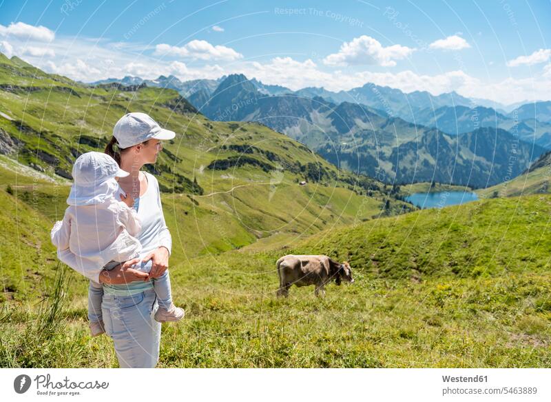 Deutschland, Bayern, Oberstdorf, Mutter und kleine Tochter bei einer Wanderung in den Bergen wandern Töchter Mamas Mami Mutti Mütter Muetter Mamis Muttis