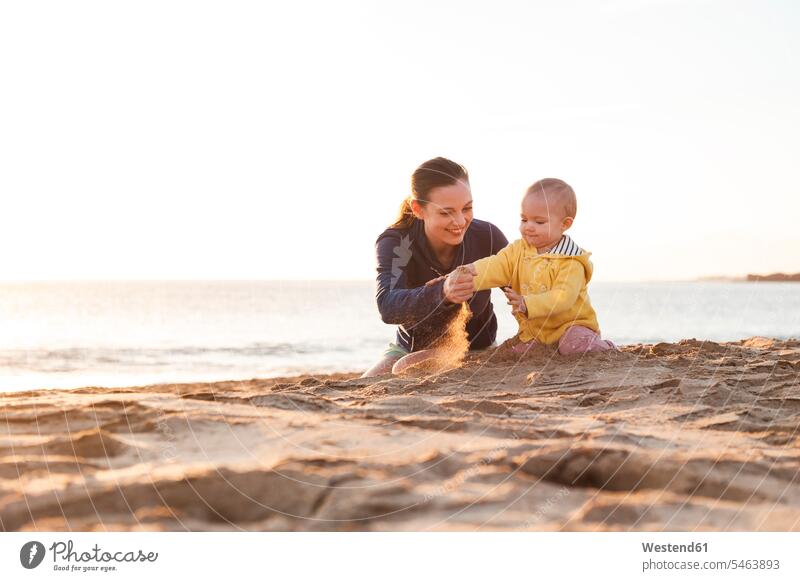 Mutter spielt mit kleiner Tochter am Strand Beach Straende Strände Beaches Baby Babies Babys Säuglinge Kind Kinder Mami Mutti Mütter Mama Töchter spielen Mensch