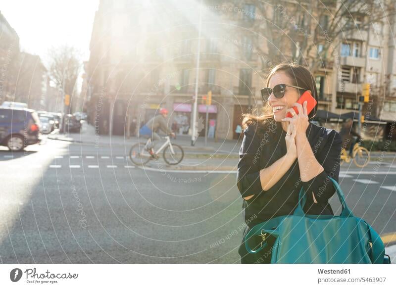 Elegante Frau spricht auf Handy in der Stadt Eleganz stilvoll staedtisch städtisch Mobiltelefon Handies Handys Mobiltelefone telefonieren anrufen Anruf