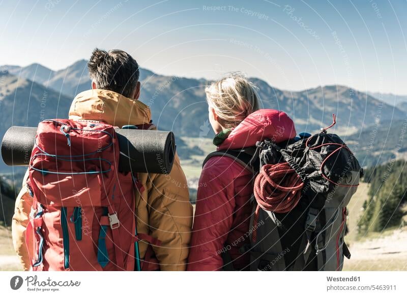 Österreich, Tirol, Rückansicht eines Paares auf einer Wanderung in den Bergen, das die Aussicht genießt genießen geniessen Genuss Gebirge Berglandschaft