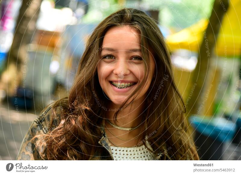 Porträt eines lachenden Teenager-Mädchens mit Zahnspange Teenagerin junges Mädchen Teenagerinnen weiblich junge Frau Zahnspangen Zahnklammer Zahnklammern