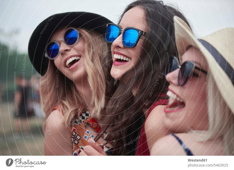 Glückliche Mädchen beim Musikfestival Musiktage Musikfestspiele Sonnenbrille Sonnenbrillen Brille Freundinnen Frau weiblich Frauen glücklich glücklich sein