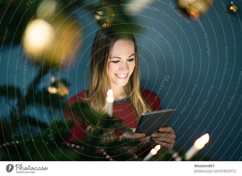 Porträt einer lächelnden Frau mit Tablette zur Weihnachtszeit weiblich Frauen Tablet Computer Tablet-PC Tablet PC iPad Tablet-Computer benutzen benützen