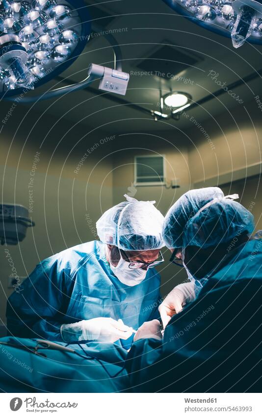 Chirurgen während einer Operation Gesundheit Gesundheitswesen medizinisch Erkrankung Erkrankungen Krankheiten Kranke Kranker Patienten Job Berufe