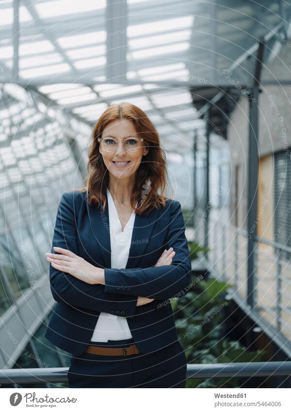 Porträt einer selbstbewussten Geschäftsfrau in einem modernen Bürogebäude Leute Menschen People Person Personen Europäisch Kaukasier kaukasisch 1 Ein ein Mensch