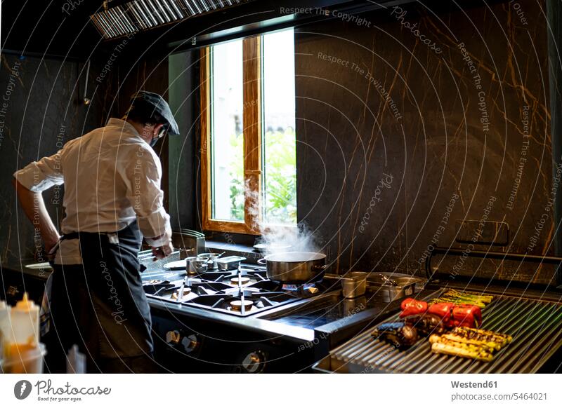 Chefkoch bereitet gegrilltes Gemüse in der Restaurantküche zu Leute Menschen People Person Personen Europäisch Kaukasier kaukasisch 1 Ein ein Mensch eine