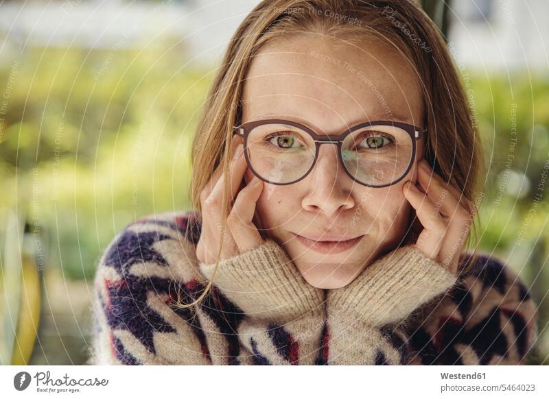 Porträt einer jungen Frau mit Brille und flauschigem Pullover Koepfe Köpfe Gesichter Brillen entspannen relaxen entspanntheit relaxt zufrieden warm Muße