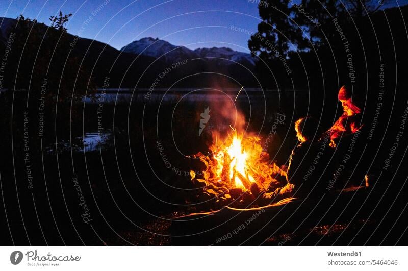 Argentinien, Patagonien, Lago Futalaufquen, Mutter mit Söhnen am Lagerfeuer bei Nacht Sohn Mami Mutti Mütter Mama Junge Buben Knabe Jungen Knaben männlich