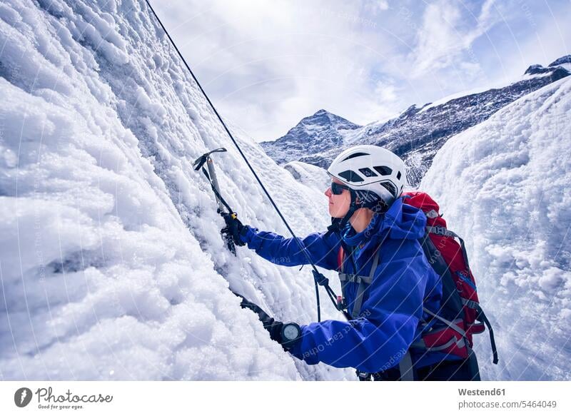 Bergsteigerin, Gletscher Grossvendediger, Tirol, Österreich Helme steigen Jahreszeiten winterlich Winterzeit Kälte Muße riskant Wagnis auf Achse in Bewegung