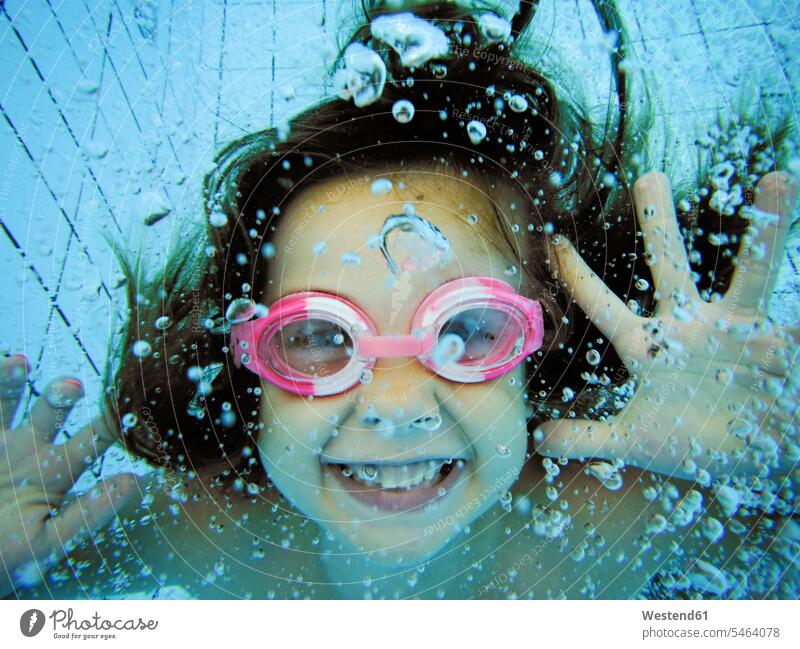 Unterwasserporträt eines glücklichen Mädchens Jahreszeiten sommerlich Sommerzeit freuen Frohsinn Fröhlichkeit Heiterkeit geniessen Genuss Glück glücklich sein